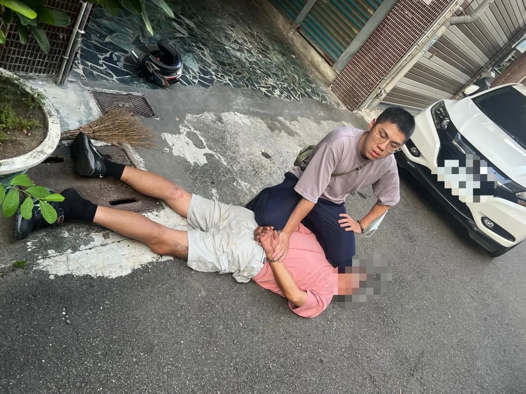 員警方當場將他壓制在地後依法送辦。(圖/警方提供)