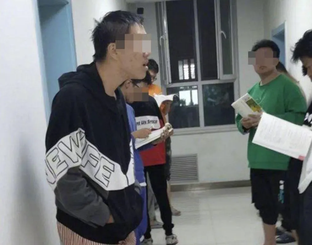 學生聽到動靜後無法入睡，聚集在走廊上。（圖／翻攝華夏早報）