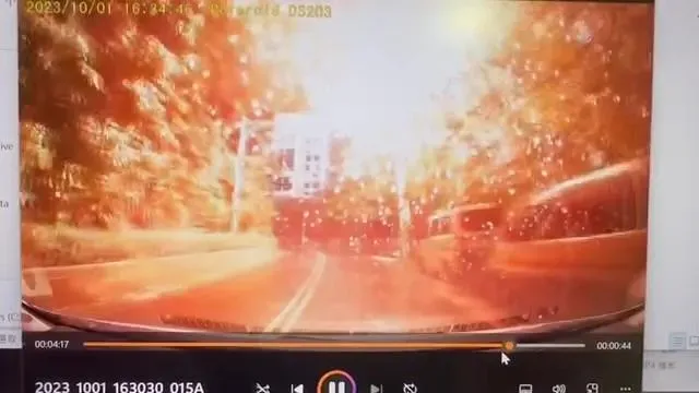 電線桿爆炸噴出驚人火花。(圖/臉書細說淡水)