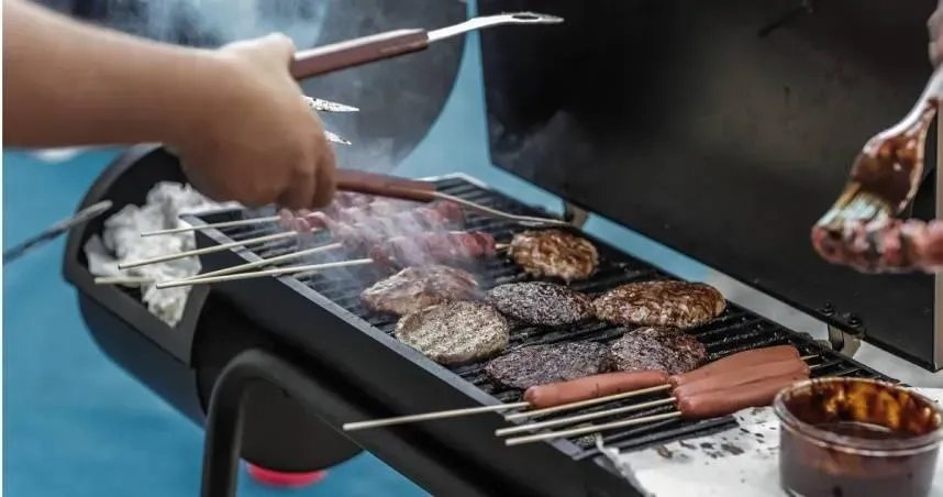 加工食品含有硝酸鹽與亞硝酸鹽等成分，將增加近30%罹癌風險，應盡量避免食用燒烤、醃漬物或發酵食物。（圖／Pexels）