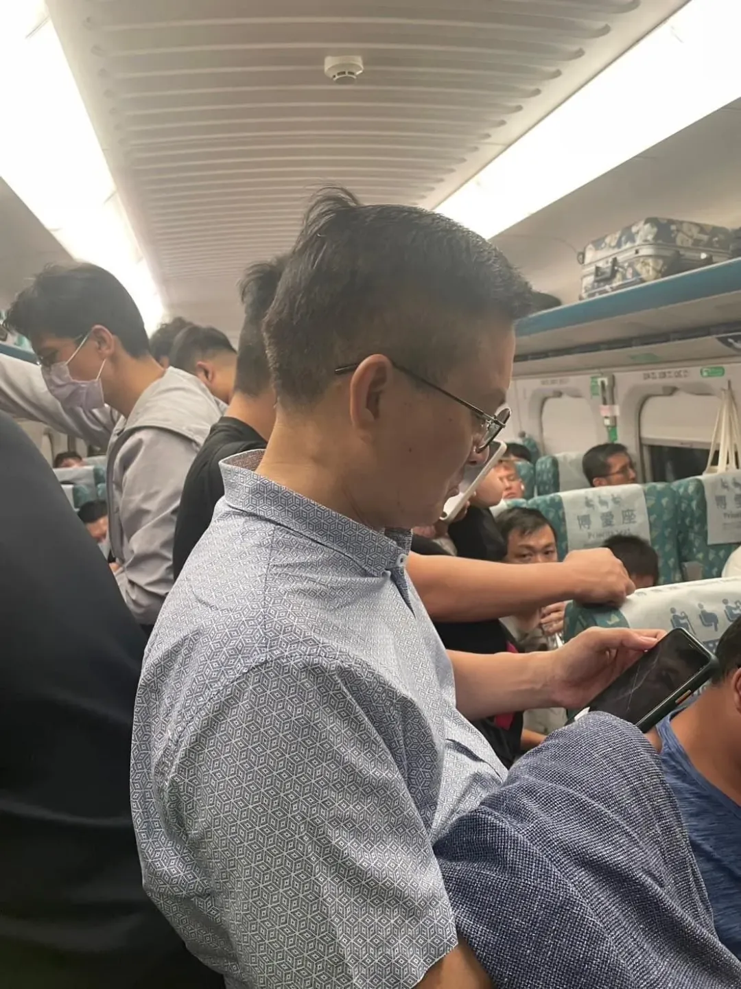 魏明谷搭高鐵也擠成沙丁魚。(圖/翻攝魏明谷臉書)