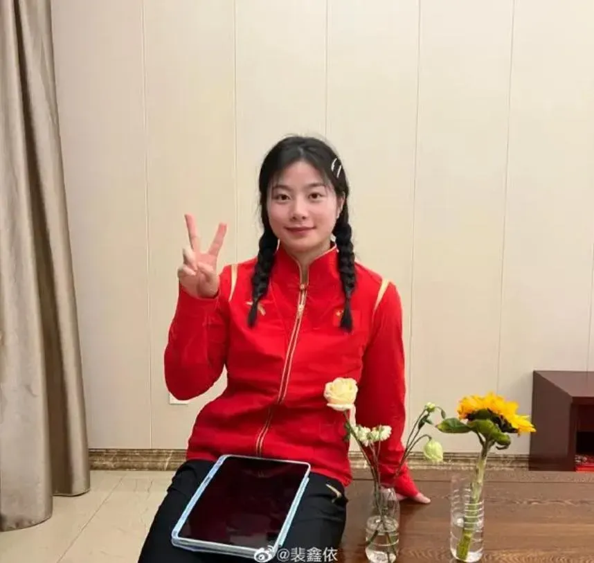 裴鑫依是大陸舉重隊最年輕的世界冠軍之一。(圖/翻攝微博「裴鑫依」)