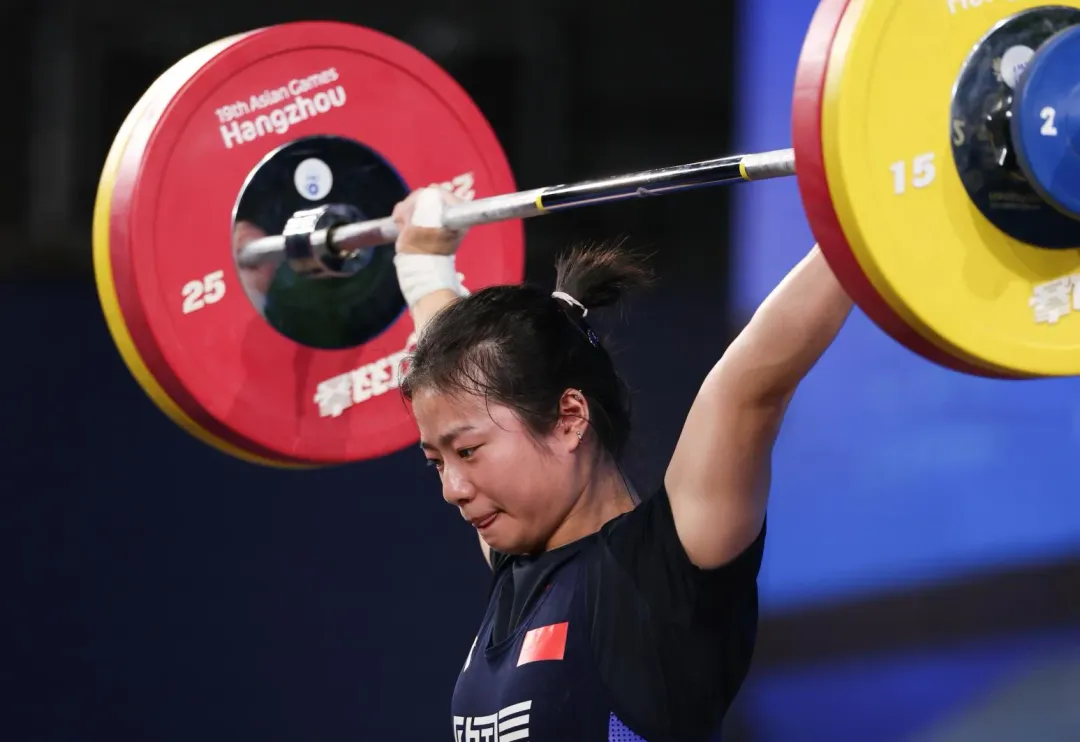大陸18歲小將裴鑫依在舉重女子64公斤級總成績為234公斤。(圖/新華社)