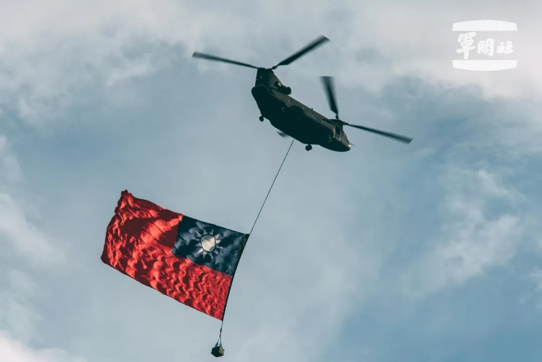 空軍CH-47運輸機吊掛112年雙十國慶國旗。（圖/軍聞社）