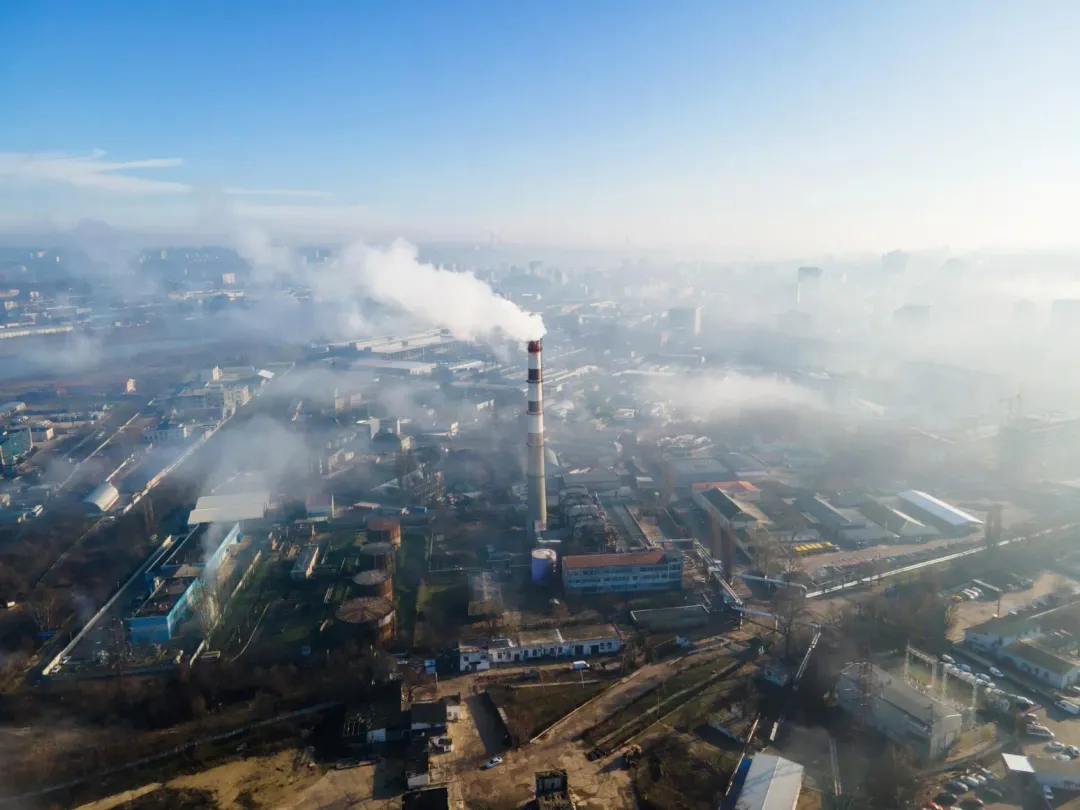 暴露於煙霧、風、化學物質或過量的陽光可能會引起眼睛癢。（圖／資料庫）