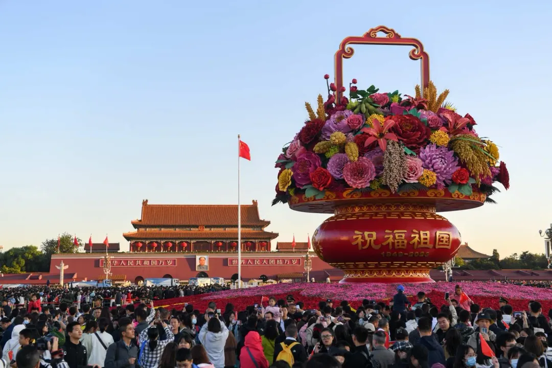 大陸十一長假多地現旅遊人潮。（圖／新華社）