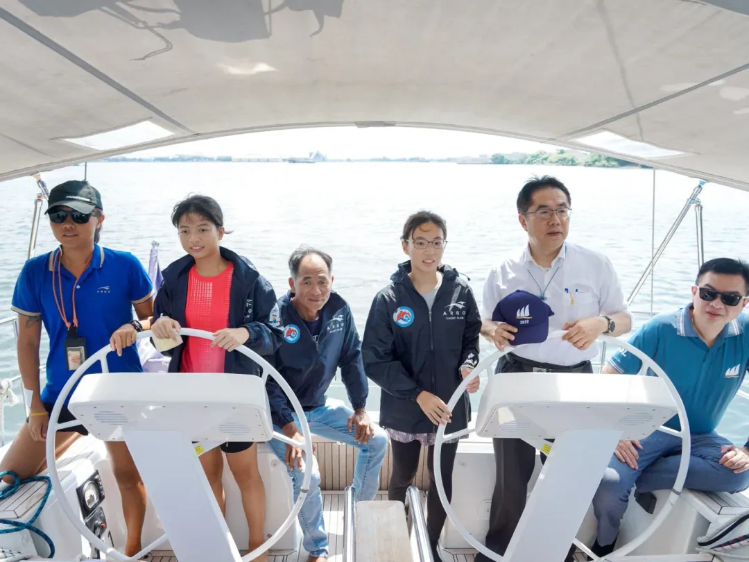台南市長黃偉哲（右）與西門實驗小學帆船隊教練周宗明，還有拿下全運會金牌的陳鈁妤同學和銅牌得主高戎岑同學共同體驗巡航。