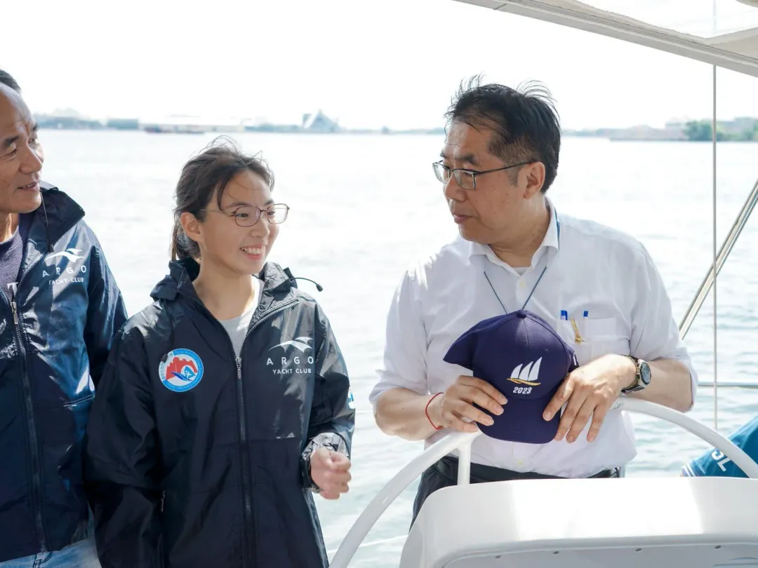 台南市長黃偉哲（右）與西門實小帆船團隊。
