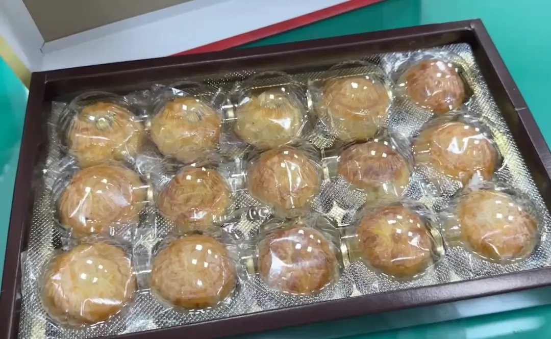 除了放到長螞蟻也沒轍的月餅,還有民眾將機車上的臨期月餅送到警局「招領」。(圖/中天新聞)