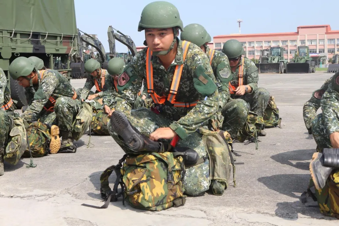 第四作戰區官兵檢整個人救災裝備,待命執行災防任務。(圖/國防部提供)