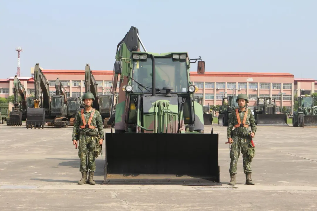 第四作戰區54工兵群於司令台陳列救災車輛及機具,並實施檢整,確保機具妥善狀況。(圖/國防部提供)