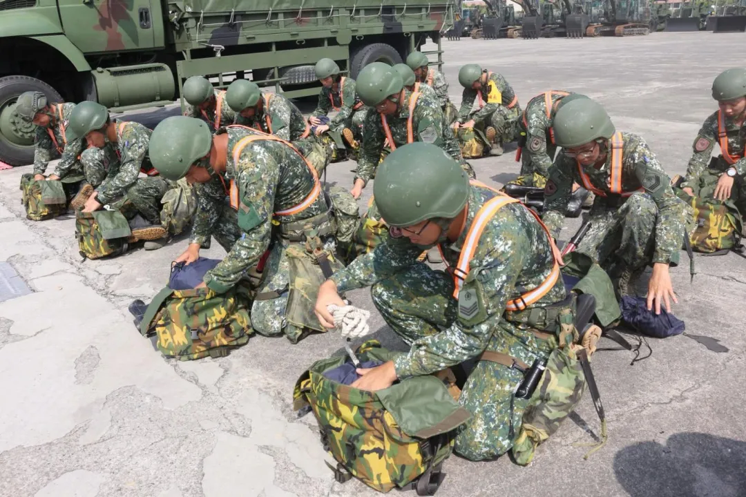 第四作戰區官兵檢整個人救災裝備,待命執行災防任務。(圖/國防部提供)