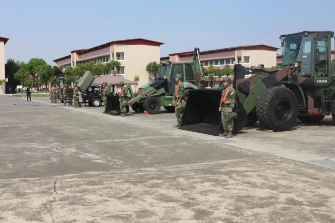 第四作戰區54工兵群於司令台陳列救災車輛及機具,並實施檢整,確保機具妥善狀況。(圖/國防部提供)