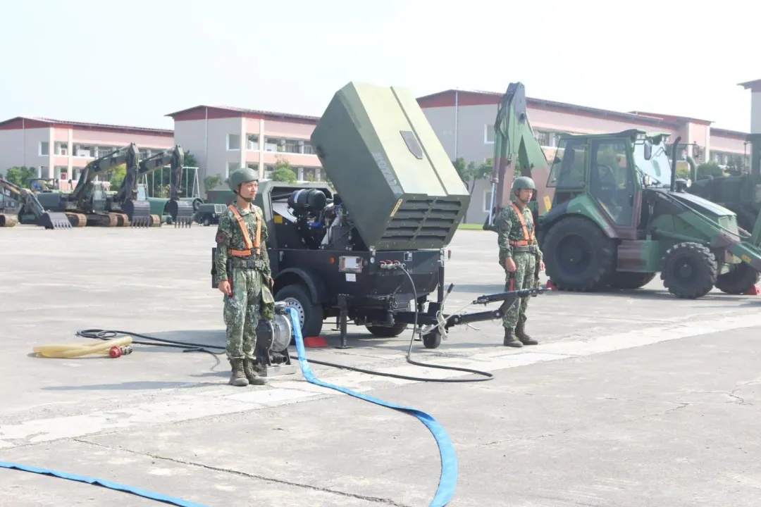 第四作戰區54工兵群於司令台陳列救災車輛及機具,並實施檢整,確保機具妥善狀況。(圖/國防部提供)