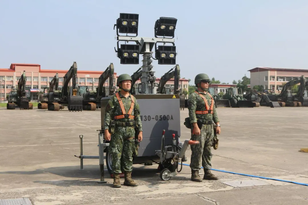 第四作戰區54工兵群於司令台陳列救災車輛及機具,並實施檢整,確保機具妥善狀況。(圖/國防部提供)