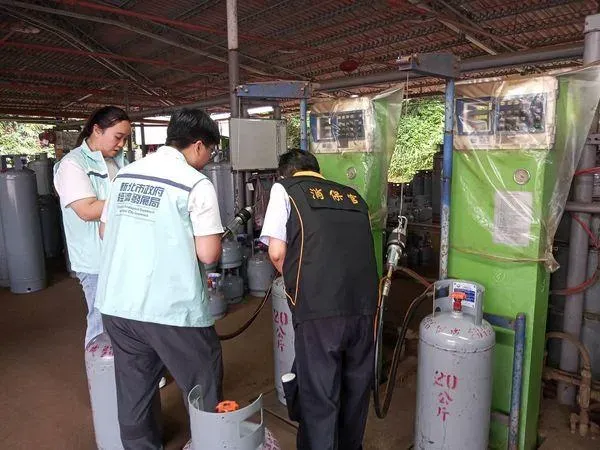 新北市政府最近在抽查市內各處瓦斯分裝場的桶裝瓦斯。(圖/新北市政府提供)