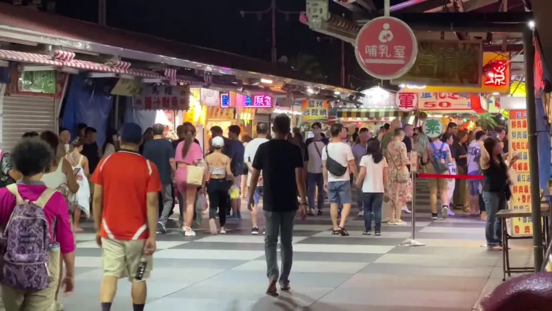 花蓮縣今年接連遭天災重創,縣府將發振興券促進災後產業發展。圖為花蓮東大門夜市。(示意圖/中天新聞)