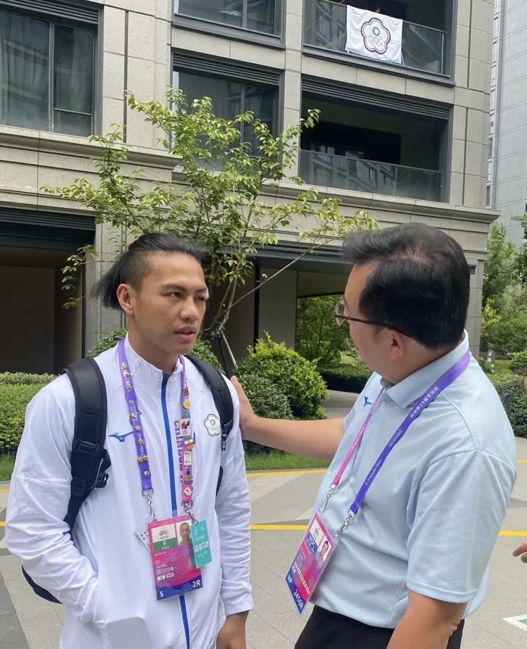 體育署署長鄭世忠（右）關心甘家葳選手（左）傷勢。（圖／中華奧會提供）
