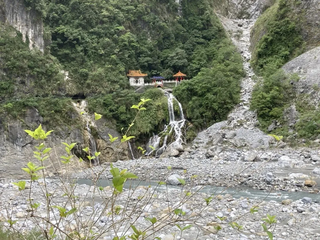 通往長春祠的步道也在颱風期間宣布封閉，少數到現場碰運氣的遊客鎩羽而歸。（圖／中天新聞）