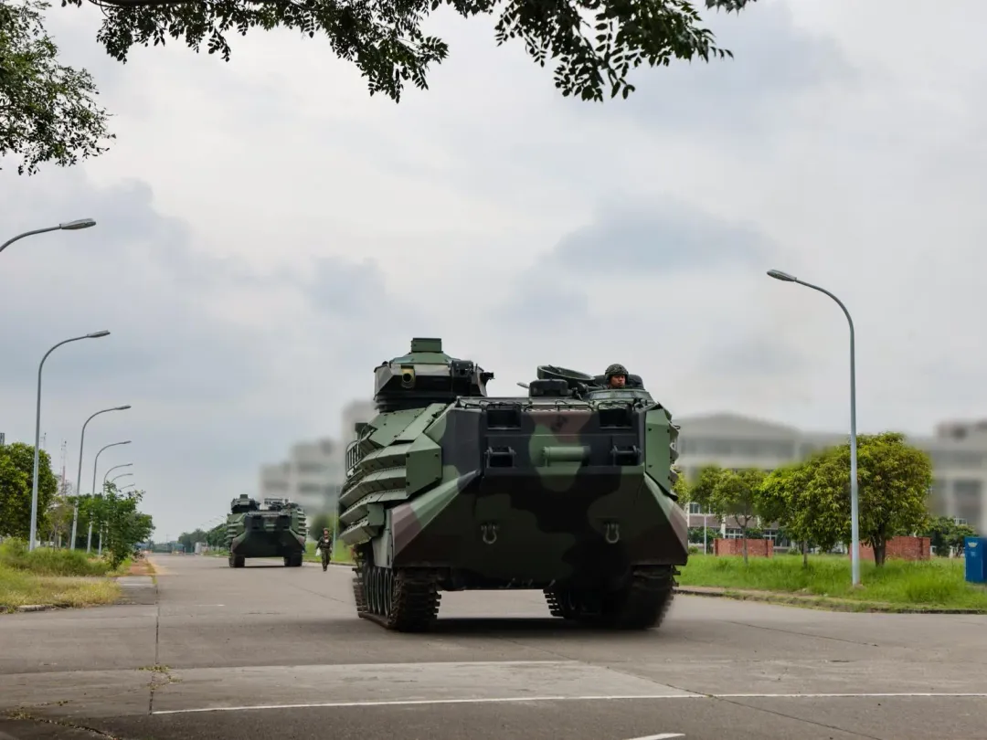 海軍陸戰隊兩棲突擊車（AAV7）完成整備及進駐，依令投入救災任務。（圖／國防部提供）