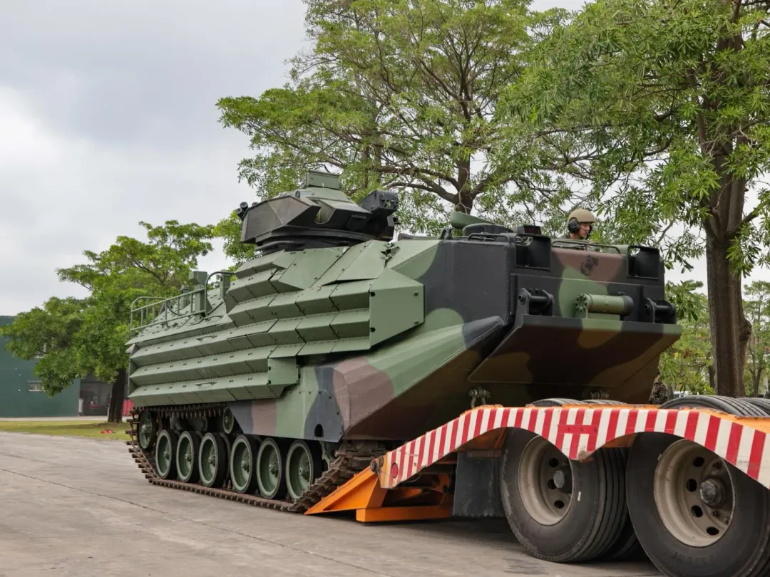 海軍陸戰隊兩棲突擊車（AAV7）完成整備及進駐，依令投入救災任務。（圖／國防部提供）