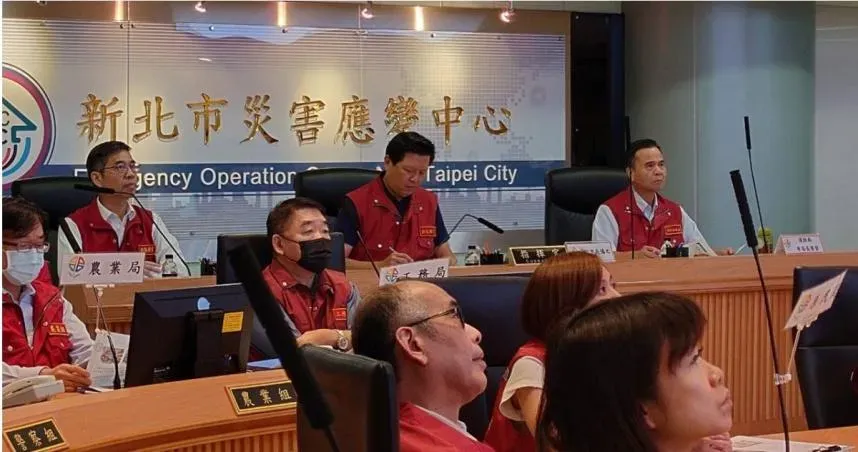 為因應小犬颱風,新北市副市長朱惕之今日晚間召開第4次整備會議,呼籲民眾非必要別外出。(圖/翻攝畫面)