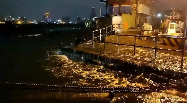 旗津海水倒灌。(圖/中天新聞)