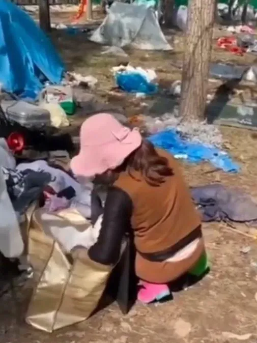 有網友拍下大媽疑似在露營區偷竊。（圖／翻攝微博）