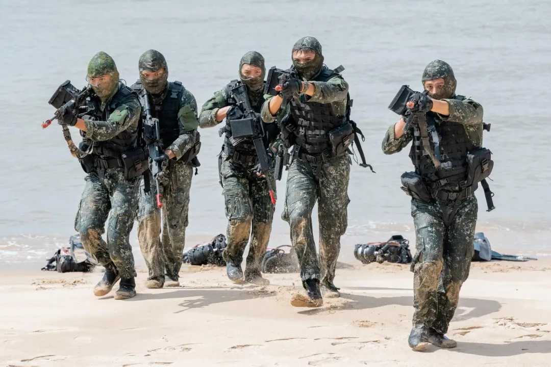 海軍蛙人部隊搶灘演練。(資料圖/總統府)