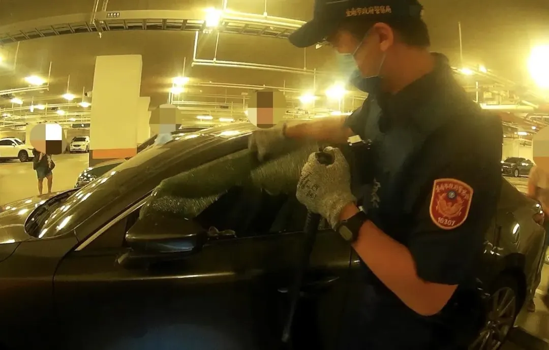 警員到場破窗。(圖/翻攝畫面)