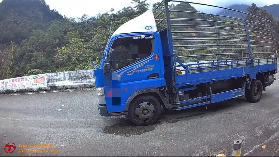 周姓通緝犯與老婆吵架，開著載菜貨車帶7個月大男嬰逃亡。（圖／警方提供）