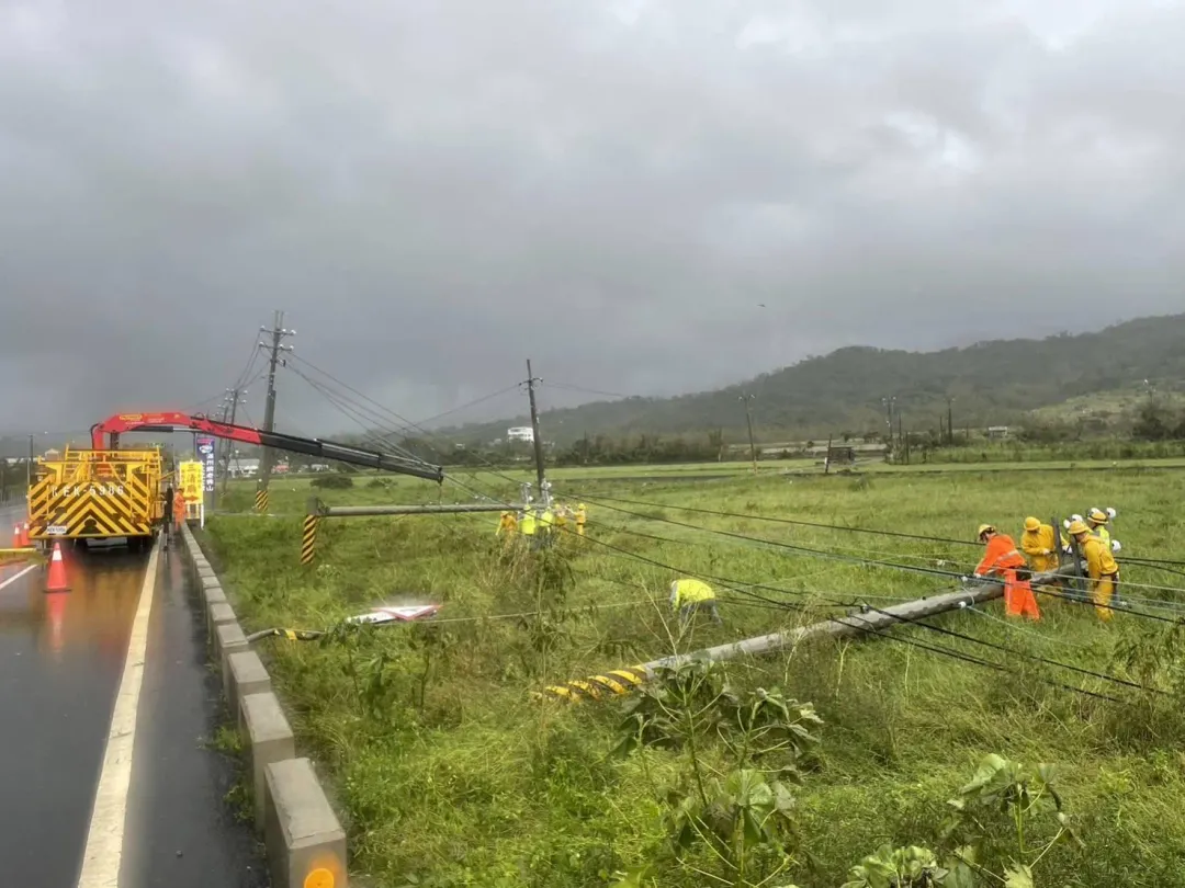小犬颱風肆虐恆春半島,多處電桿斷裂導致停電。(圖/中天新聞)