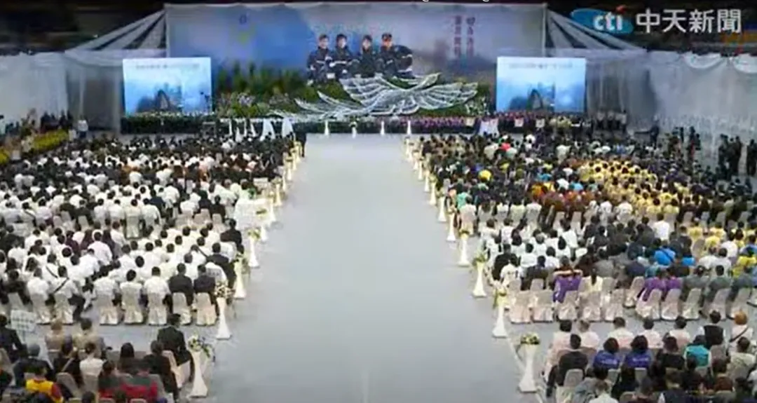 屏縣府今天在縣立體育館為４勇消舉行聯合公祭及追思會。（圖／中天新聞）