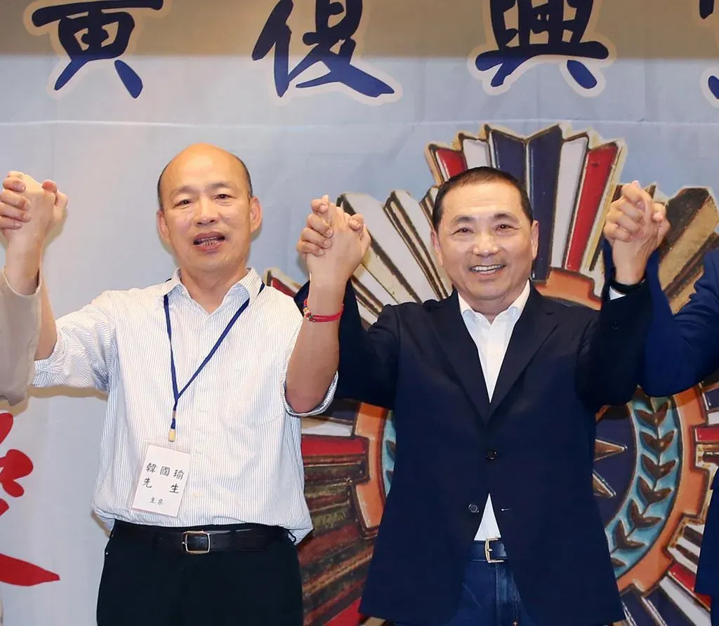 韓國瑜與侯友宜牽手。(圖/中天新聞，李俊毅攝影)