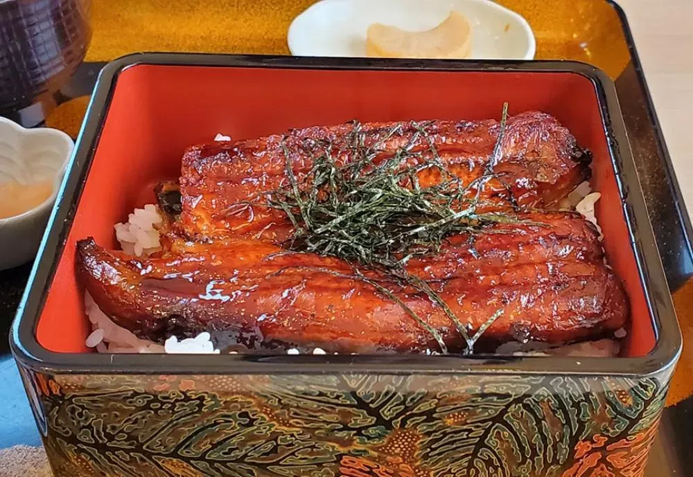 高中生吃鰻魚飯被刺傷喉嚨。(示意圖/陳儷文攝)