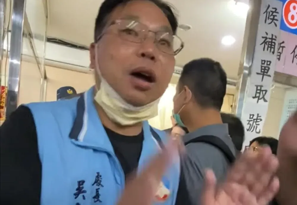 金門車船處處長吳志偉安撫民眾情緒。(圖/靠北金門FB)
