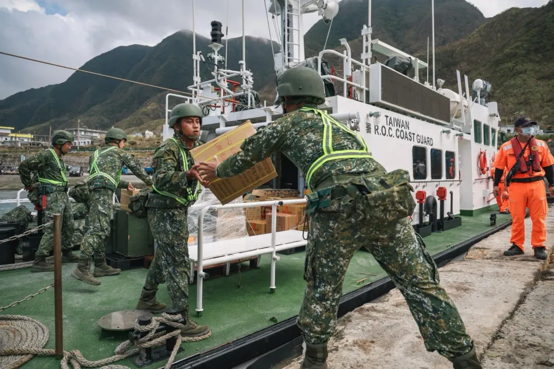 東指部工兵連官兵及機具抵達蘭嶼鄉。（國防部提供）