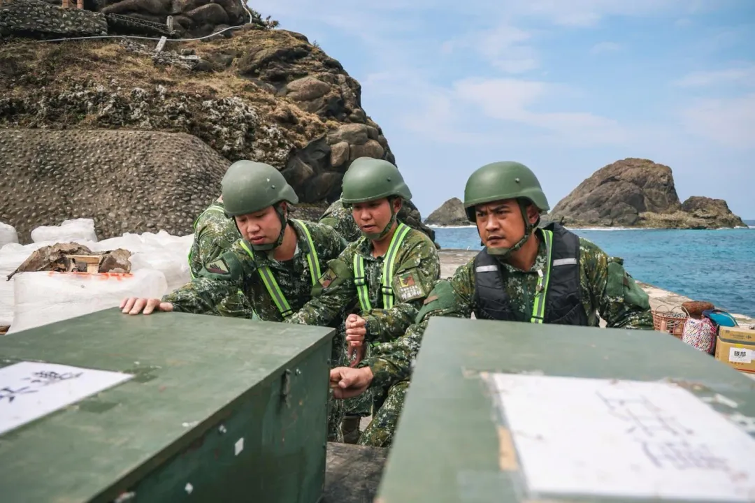 東指部工兵連官兵及機具抵達蘭嶼鄉。（國防部提供）