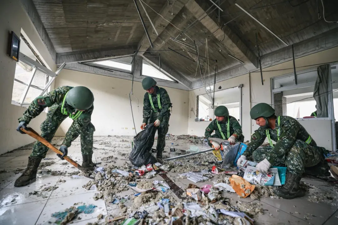 東指部工兵連官兵前往蘭嶼高中執行災後復原工作。（國防部提供）