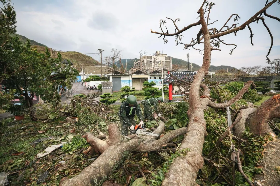 東指部工兵連官兵前往蘭嶼高中執行災後復原工作。（國防部提供）