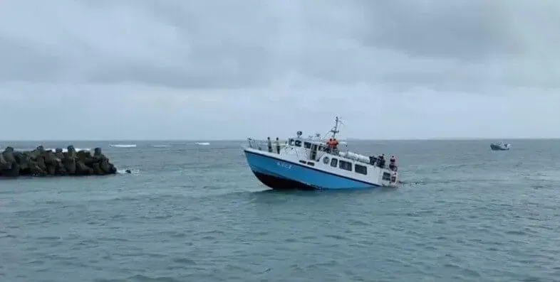 澎湖「白沙之星」交通船,7日中午疑因閃避貨輪,不慎撞上海上指示標的淺礁,所幸船上僅有4名船員,並無乘客,。(圖/澎湖第七巡隊提供)