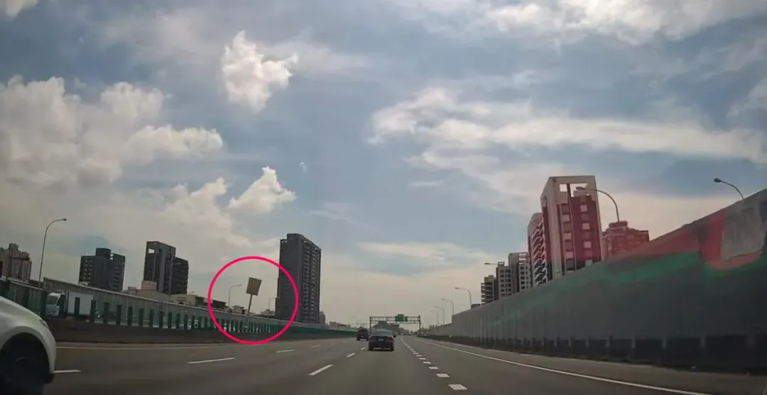 國道上驚見飛天鏟子。(圖/WoWtchout - 地圖型行車影像分享平台)