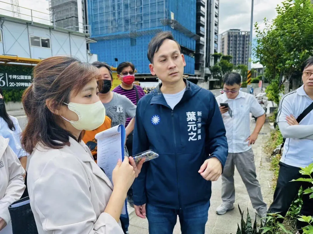 葉元之(右)評論中山大學女學生被公審一事竟遭網軍出征。(圖取自葉元之臉書)