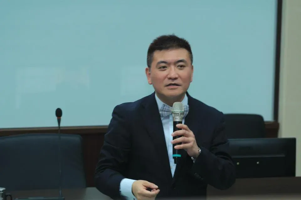 資深媒體人何啟聖開酸沈伯洋連立委都打不過要如何抗中保台。(圖/何啟聖臉書)