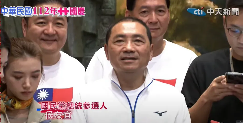 侯友宜10日一早出席國民黨升旗典禮。(圖/中天新聞)