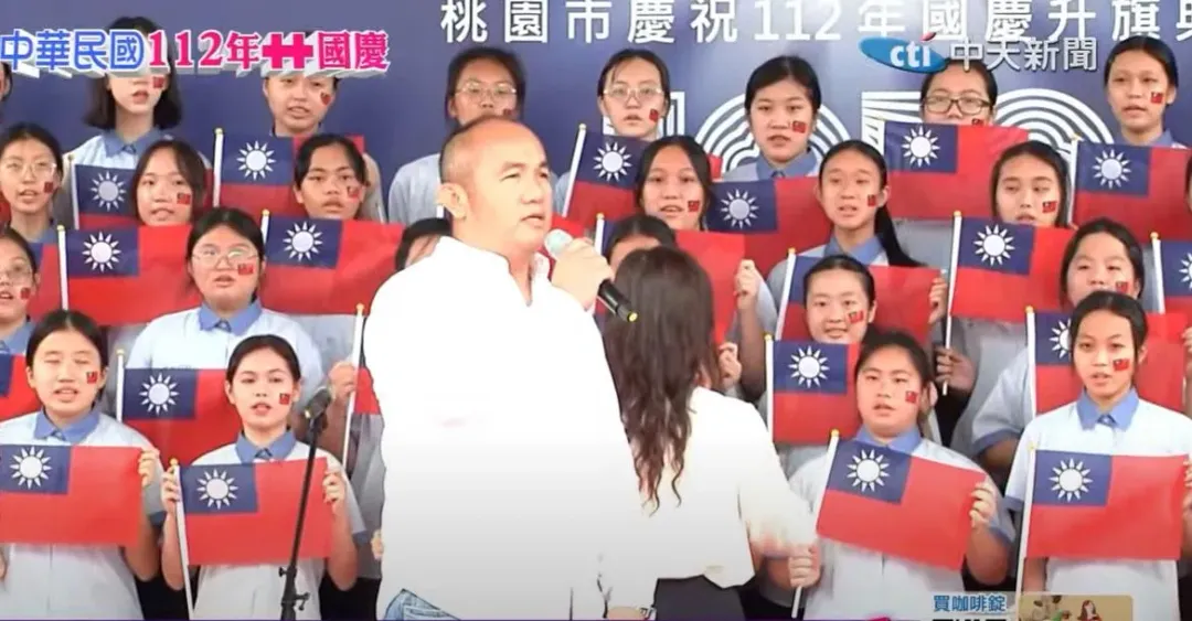 前職棒球星「森林王子」張泰山在桃園市府升旗典禮上領唱國歌。(圖/中天新聞)