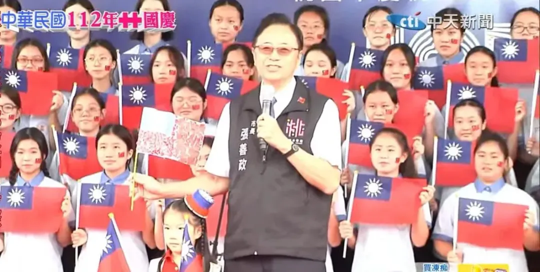 張善政盛讚小妹妹的裝扮就代表著我們中華民國國旗的精神。(圖/中天新聞)