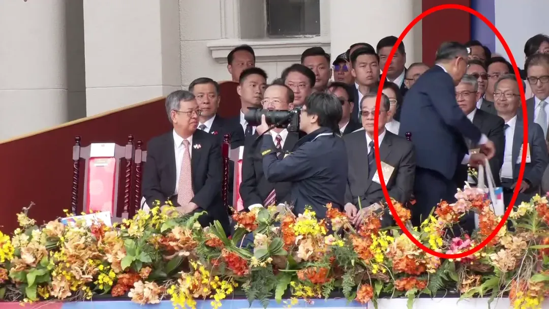 柯文哲提前離席，坐在一旁的行政院長陳建仁還回頭看了一眼。（圖／中天新聞）