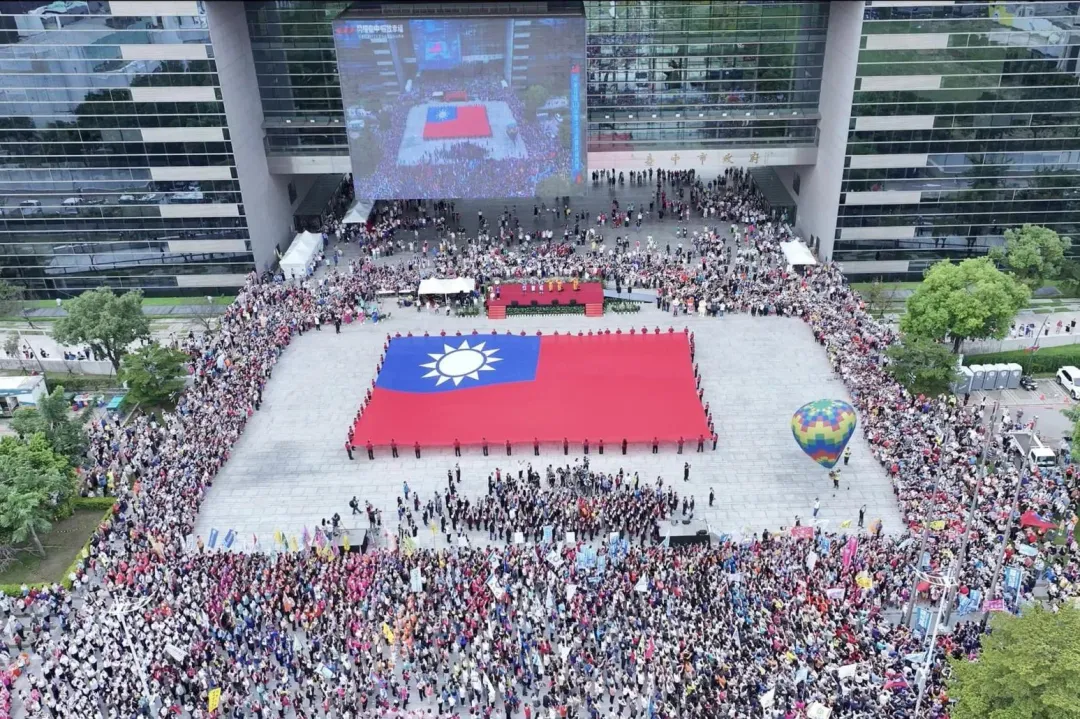 盧秀燕用全國最大國旗祝中華民國生日快樂（圖／盧秀燕臉書）