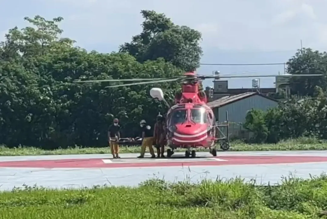 直升機降落消防局停機坪,洪男得以就醫。(圖/中天新聞)